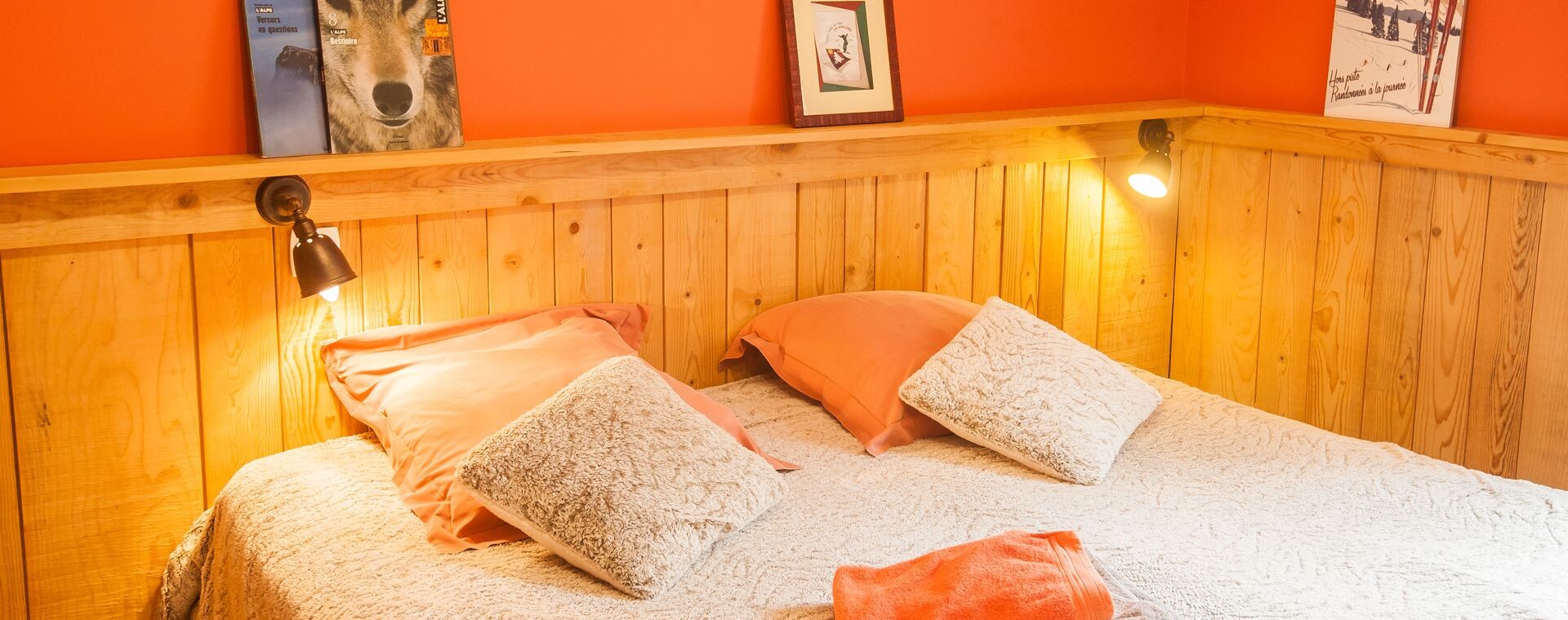Chambre cosy en bois de l'hôtel Arcanson - Queyras - France