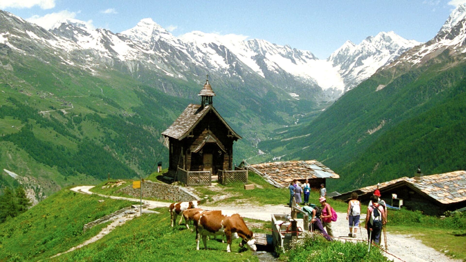 Chapelle en bois et randonneurs en alpage - Valais - Suisse