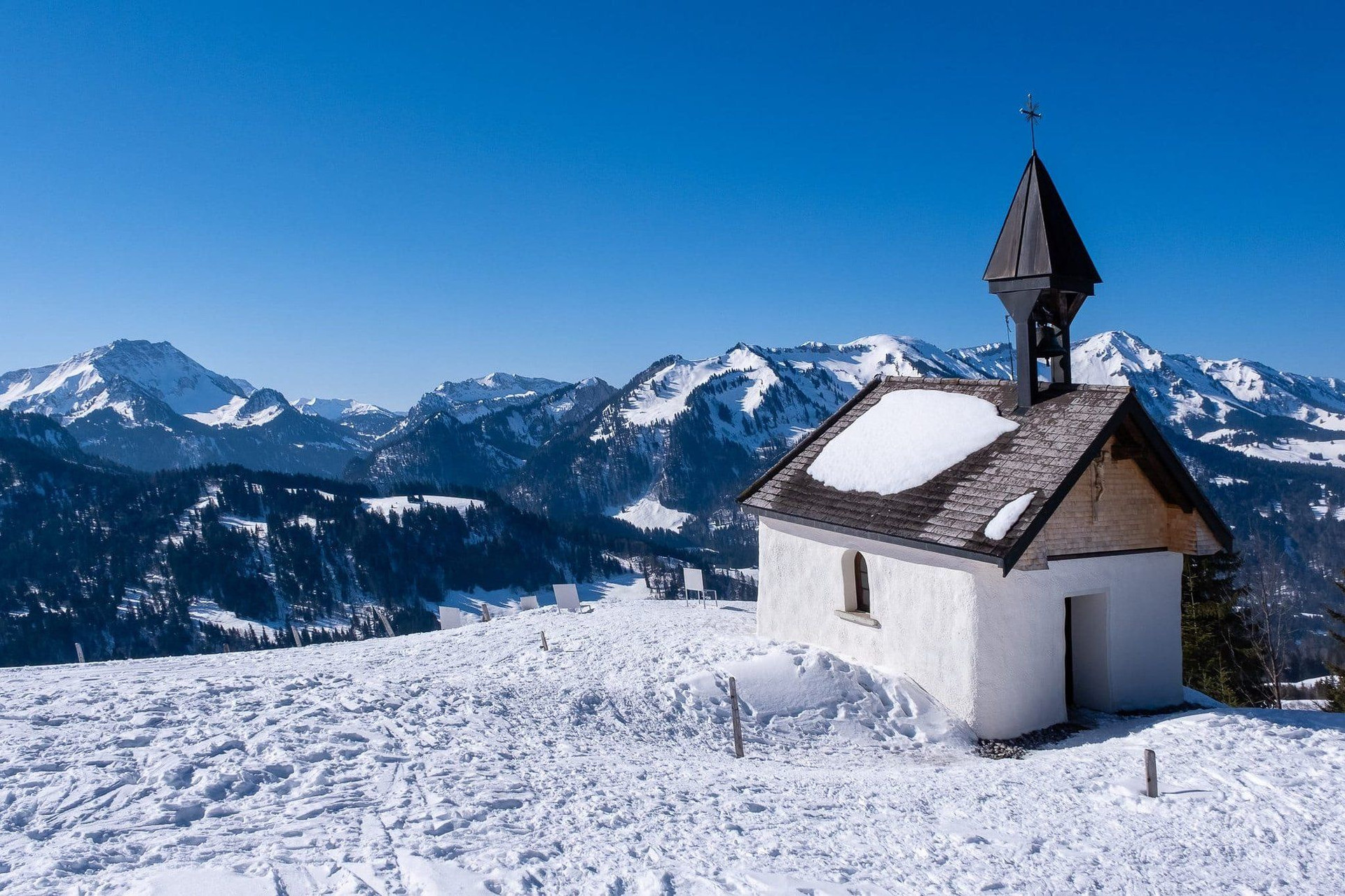 Chapelle enneigée face aux montagnes du Bregenzerwald - Vorarlberg - Autriche
