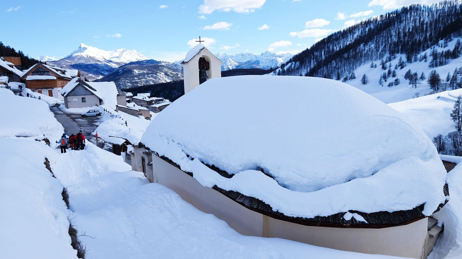 Chapelle enneigée du village de Saint-Véran - Queyras - Hautes-Alpes