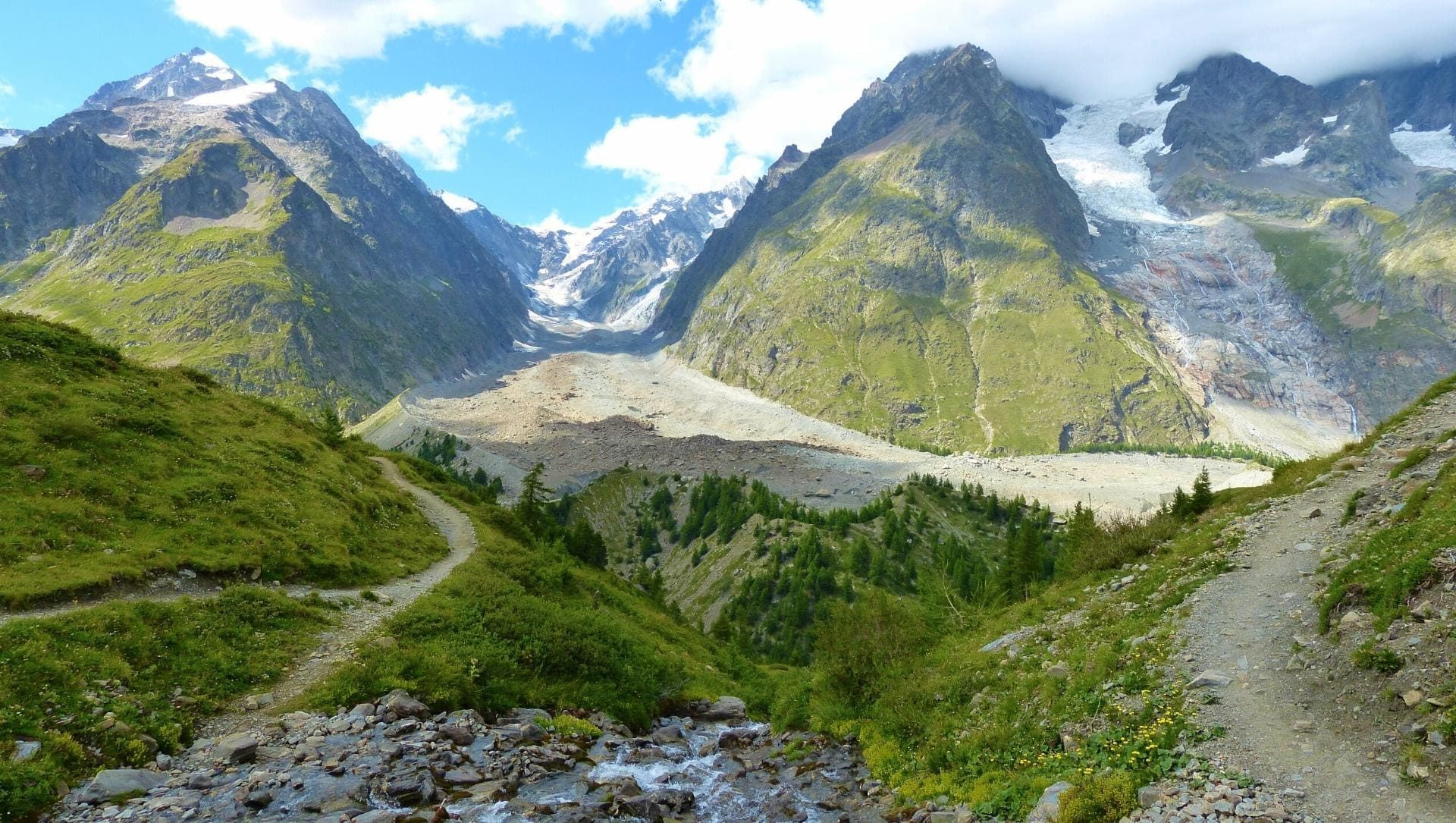 Sentier de trek face aux glaciers du Tour des Géants - Val d'Aoste - Italie