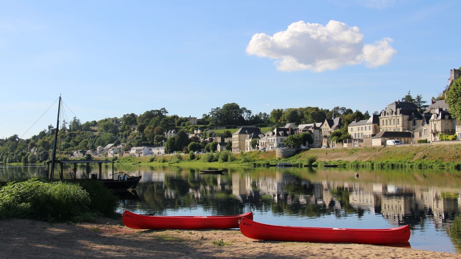 Canoës rouges au bord de la Vienne à Chinon - Touraine - France