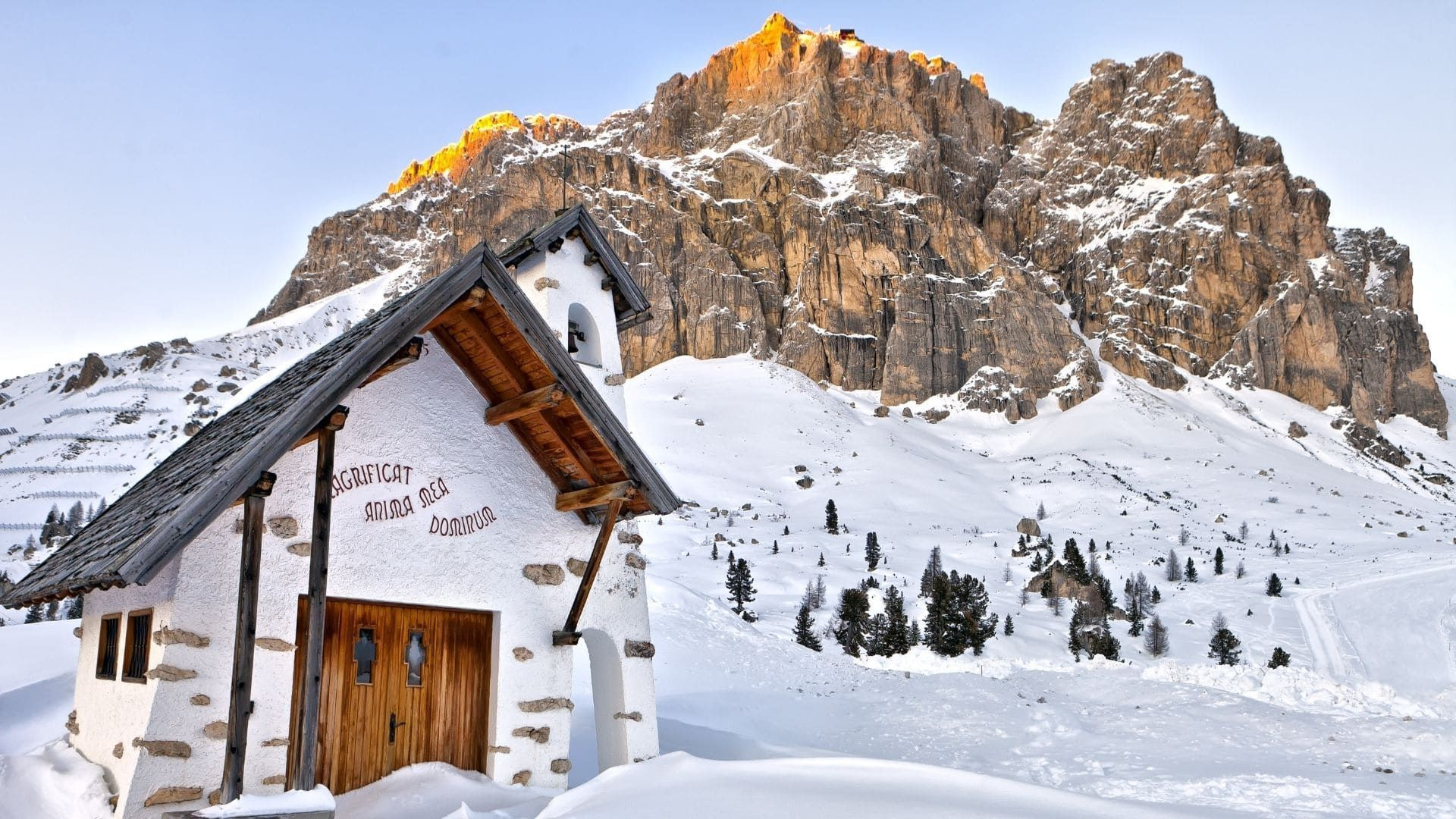 Chapelle enneigée au col du Falzarego - Dolomites - Italie