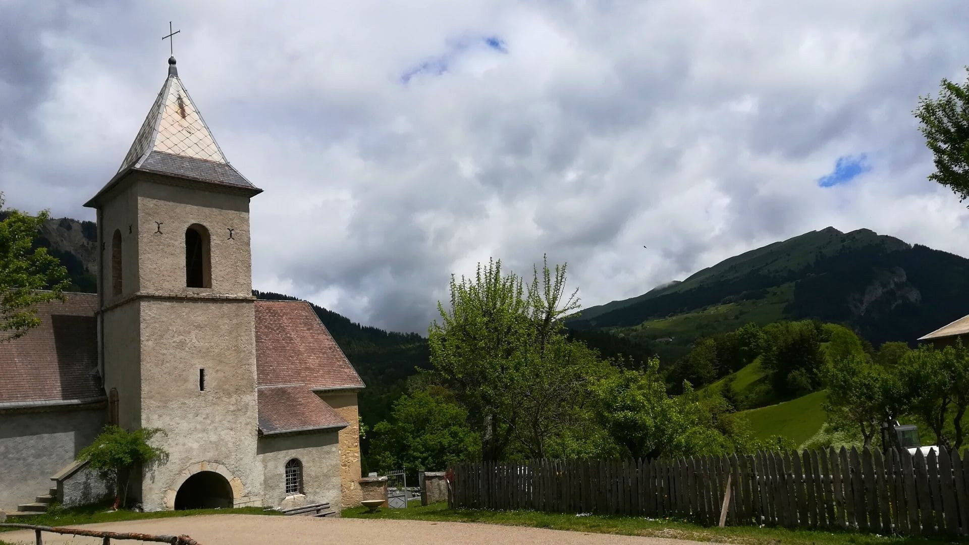 © Adrien Ozanon Église de La Bâtie et montagnes - Alpes - France