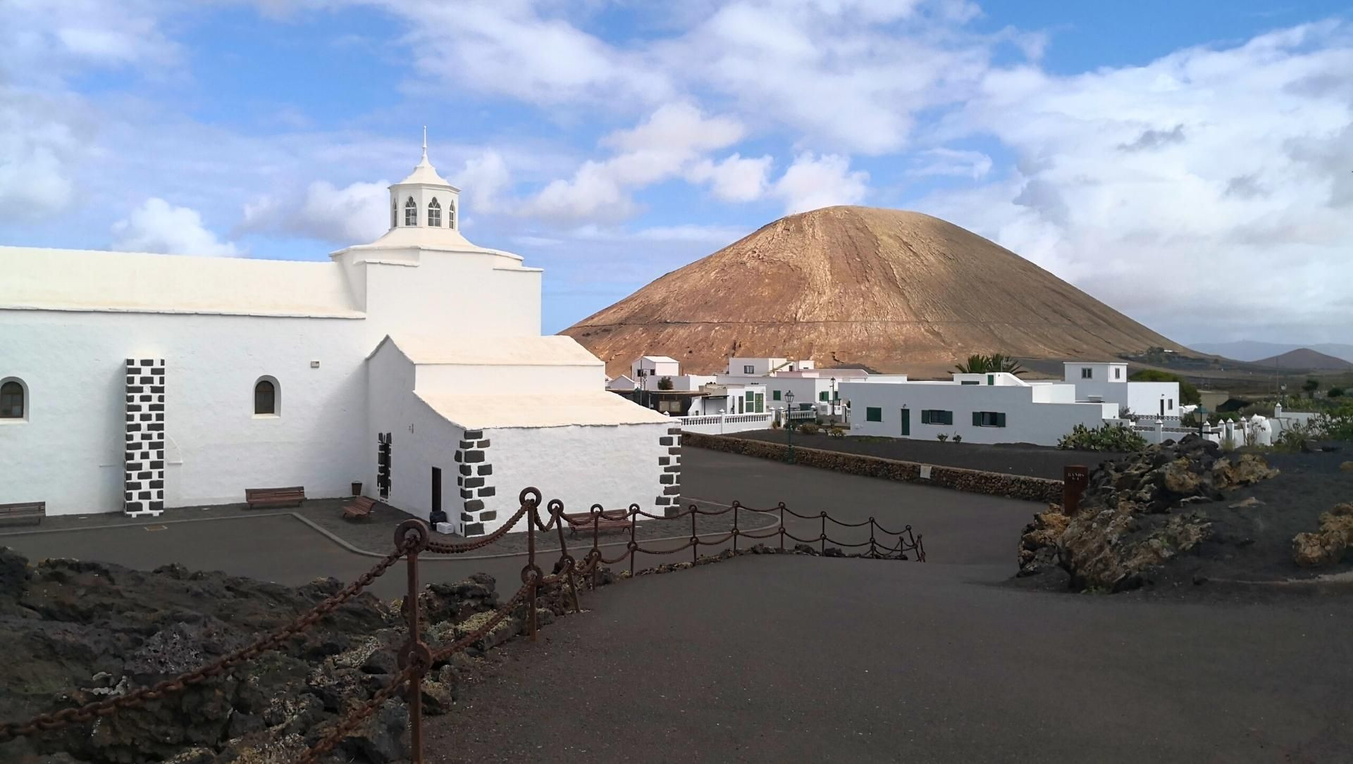 Ermitage de la Vierge des Douleurs et volcan - Mancha Blanca - Lanzarote - Espagne