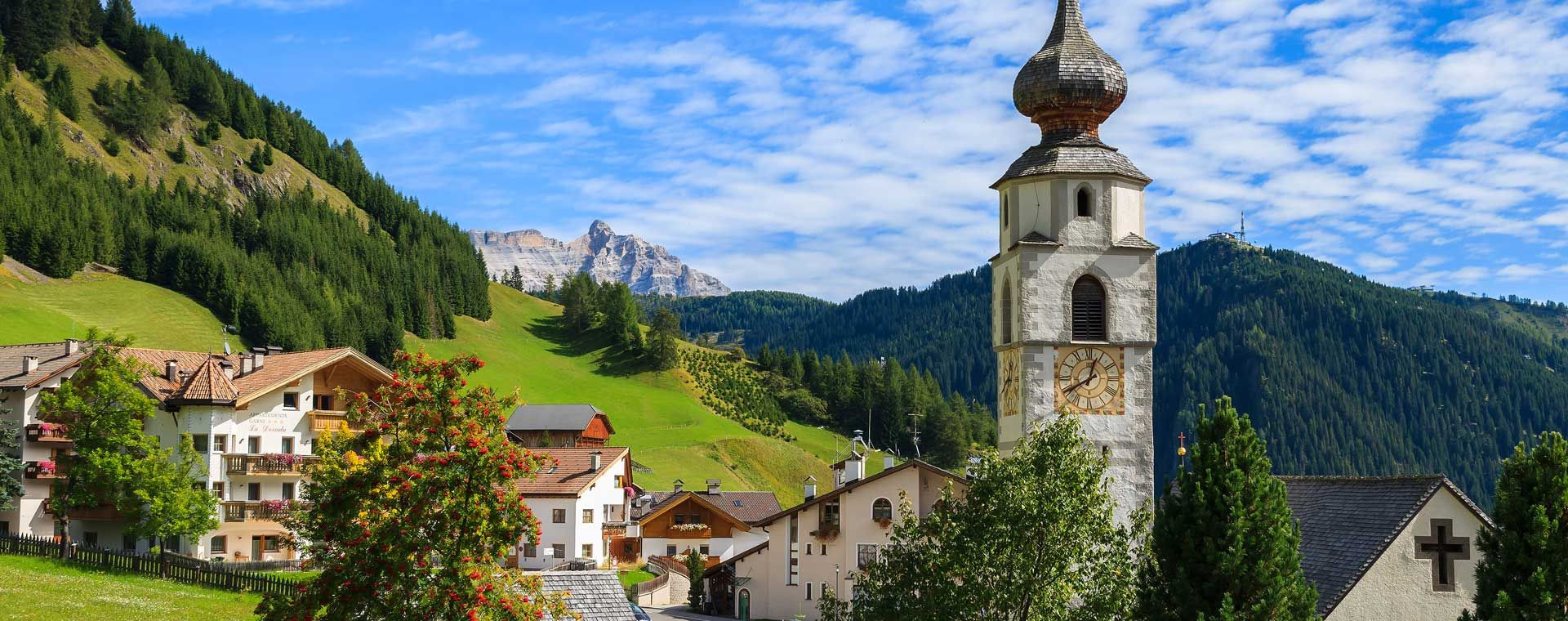 © Pawel Kazmierczak Clocher à bulbe et village de montagne - Dolomites - Italie