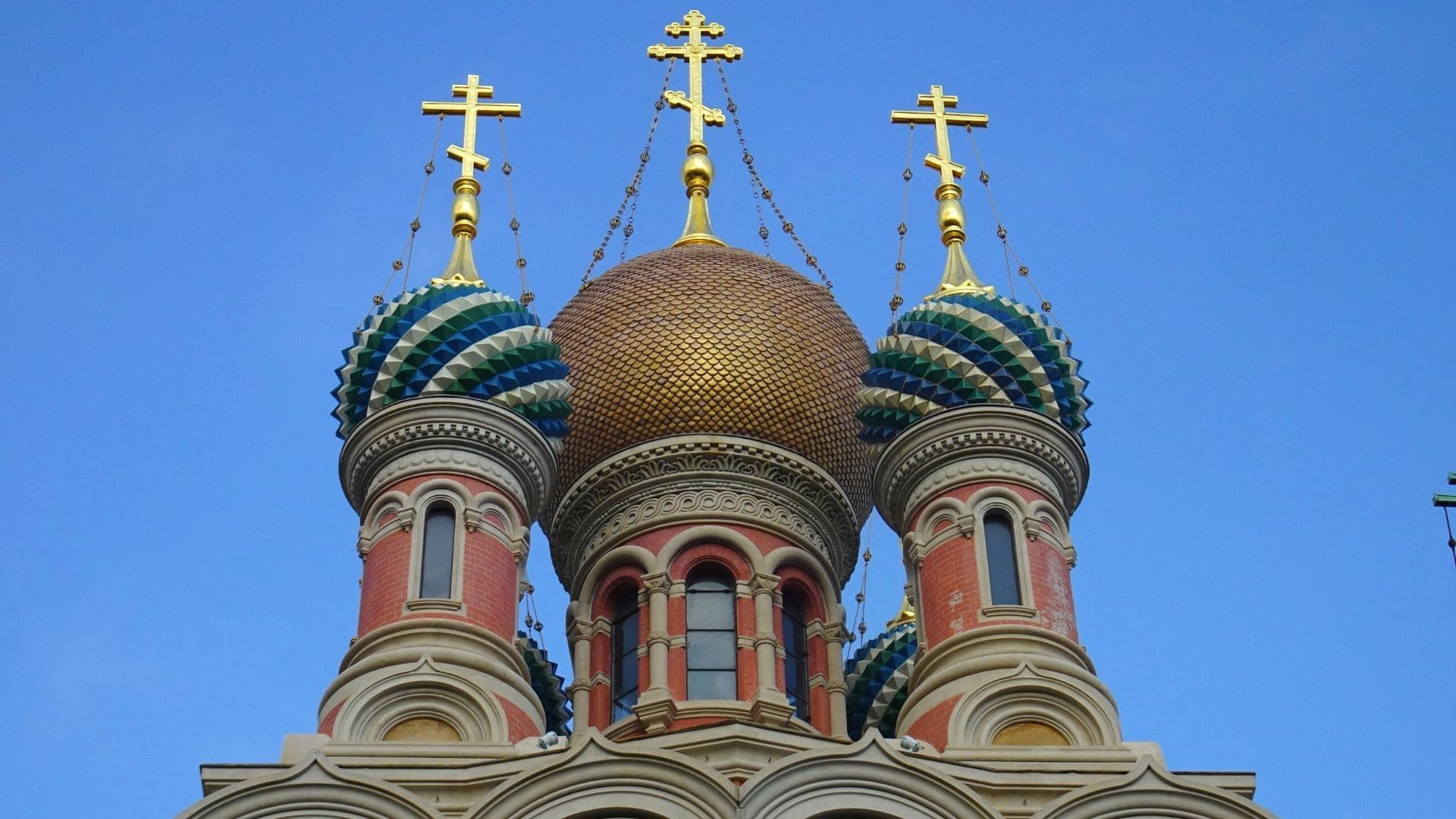 © Marie-Odile Ré Église orthodoxe russe aux dômes en oignon - San Remo - Italie