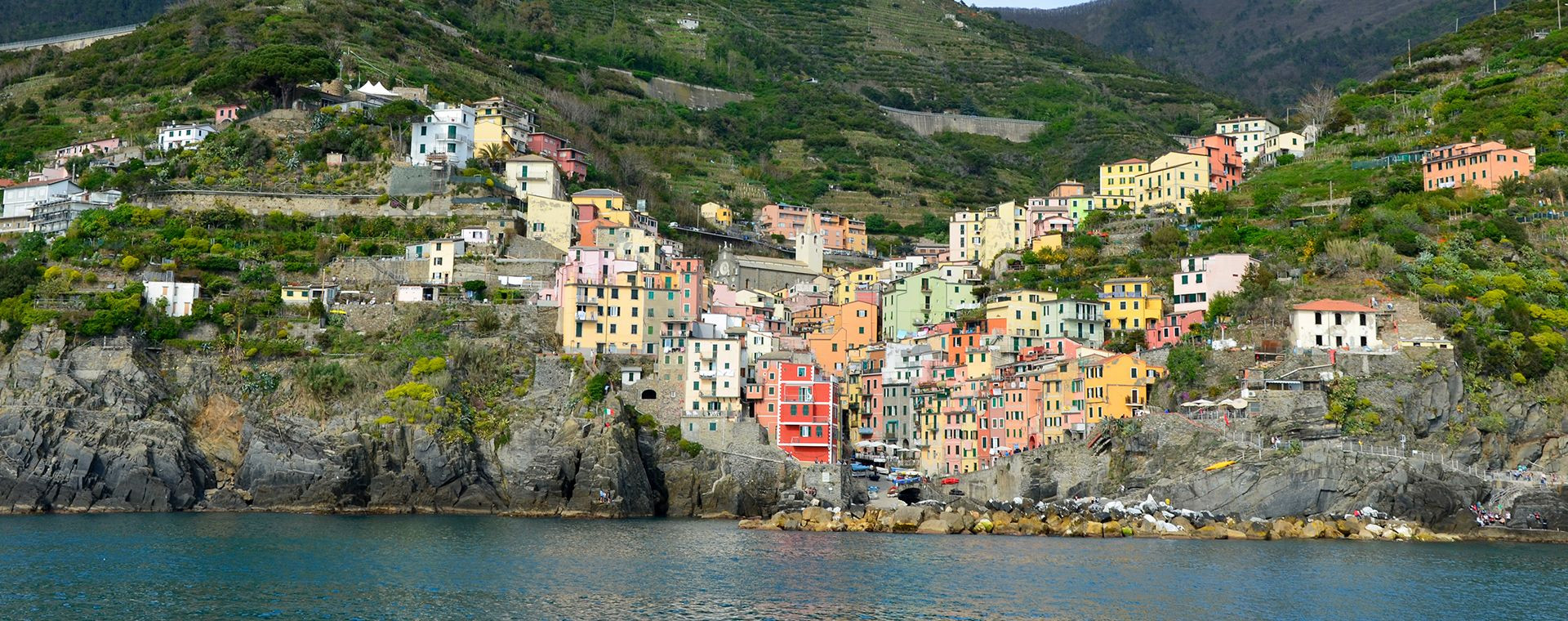 Village coloré de Riomaggiore vu depuis la mer - Cinque Terre - Italie