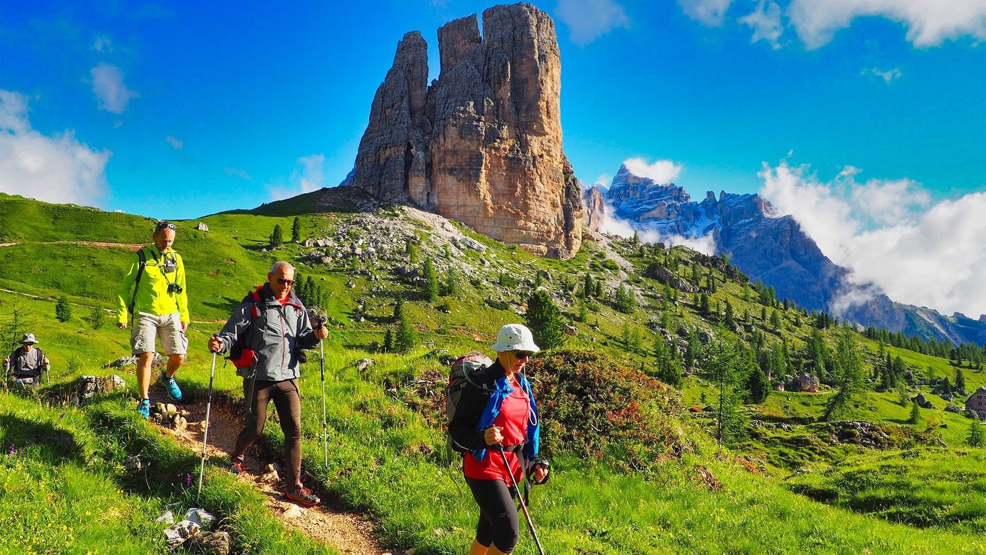 Randonneurs sous les Cinque Torri - Dolomites - Italie