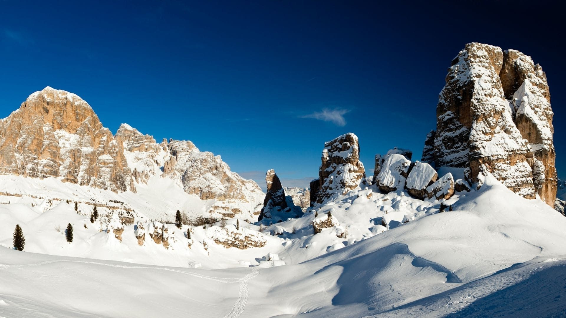 Les Cinque Torri enneigées en hiver - Dolomites - Italie