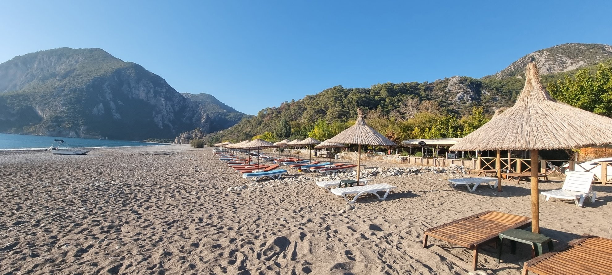 Plage de Çıralı et parasols de chaume - Côte lycienne - Turquie