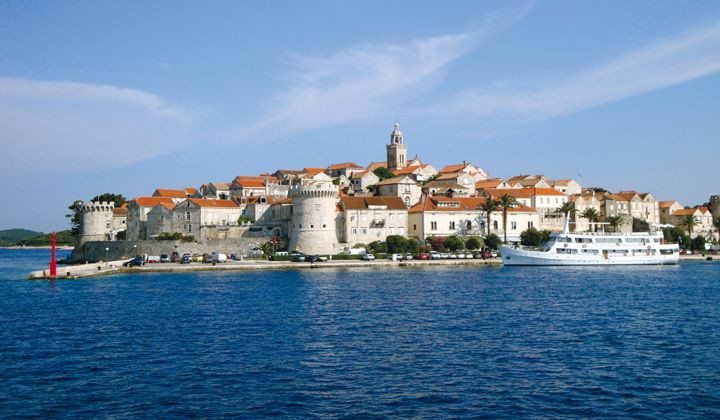 Vieille ville fortifiée de Korčula depuis la mer - Dalmatie - Croatie