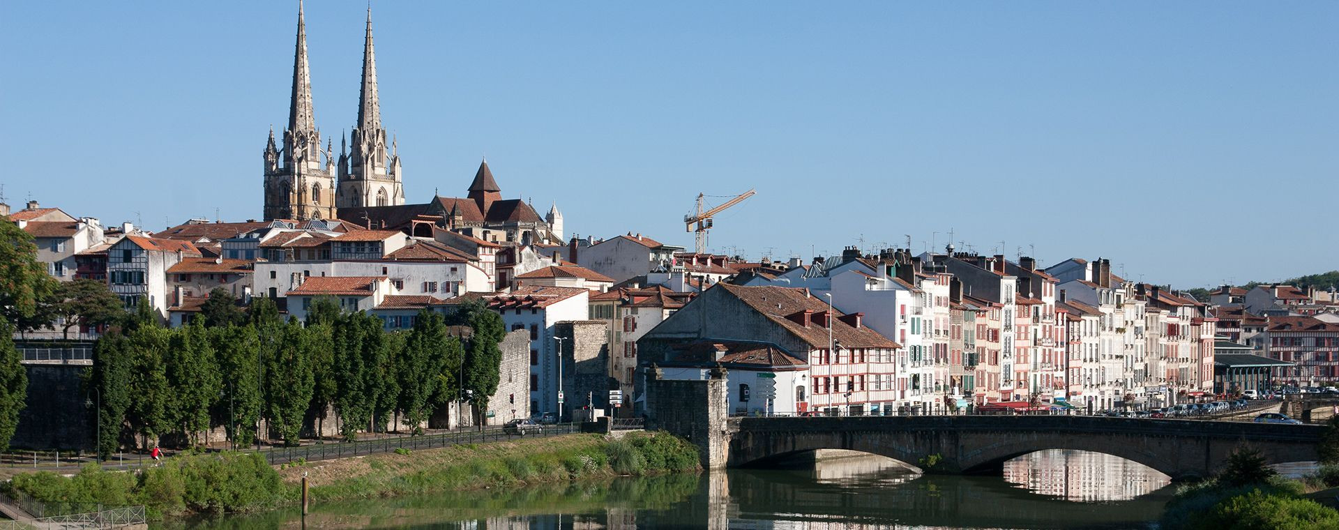 Cathédrale et bords de la Nive à Bayonne - Pays basque - France