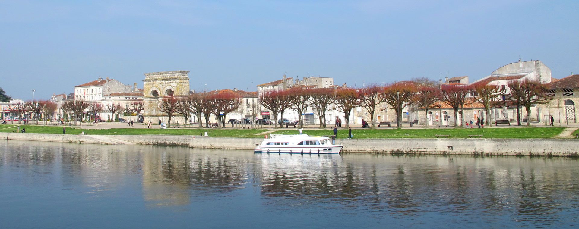 Bord de Charente et arc de Germanicus - Saintes - Charente-Maritime - France