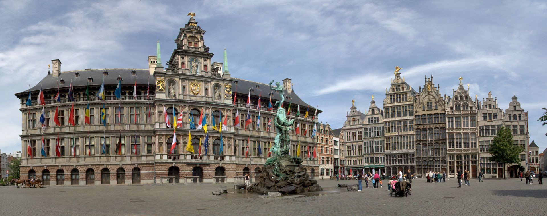Grand-Place et hôtel de ville pavoisé - Anvers - Belgique