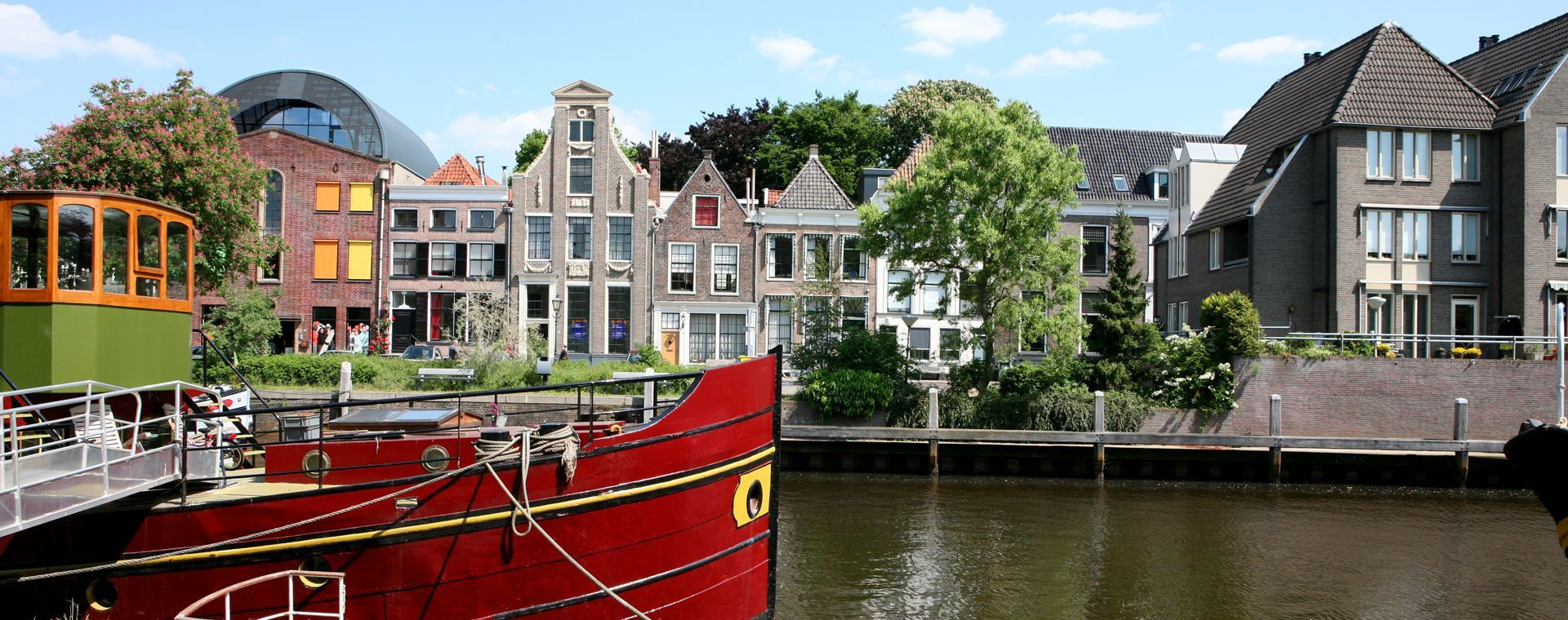 Bateau rouge et maisons à pignons au bord du canal - Zwolle - Pays-Bas