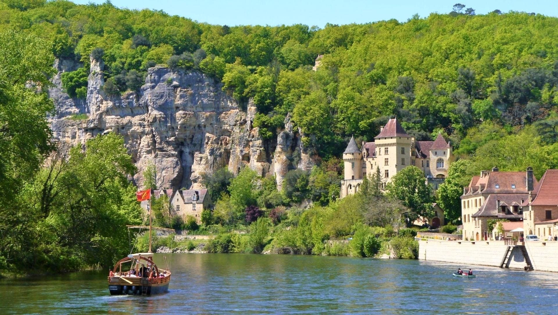 Falaises et château au bord de la Dordogne - La Roque-Gageac - Périgord, France