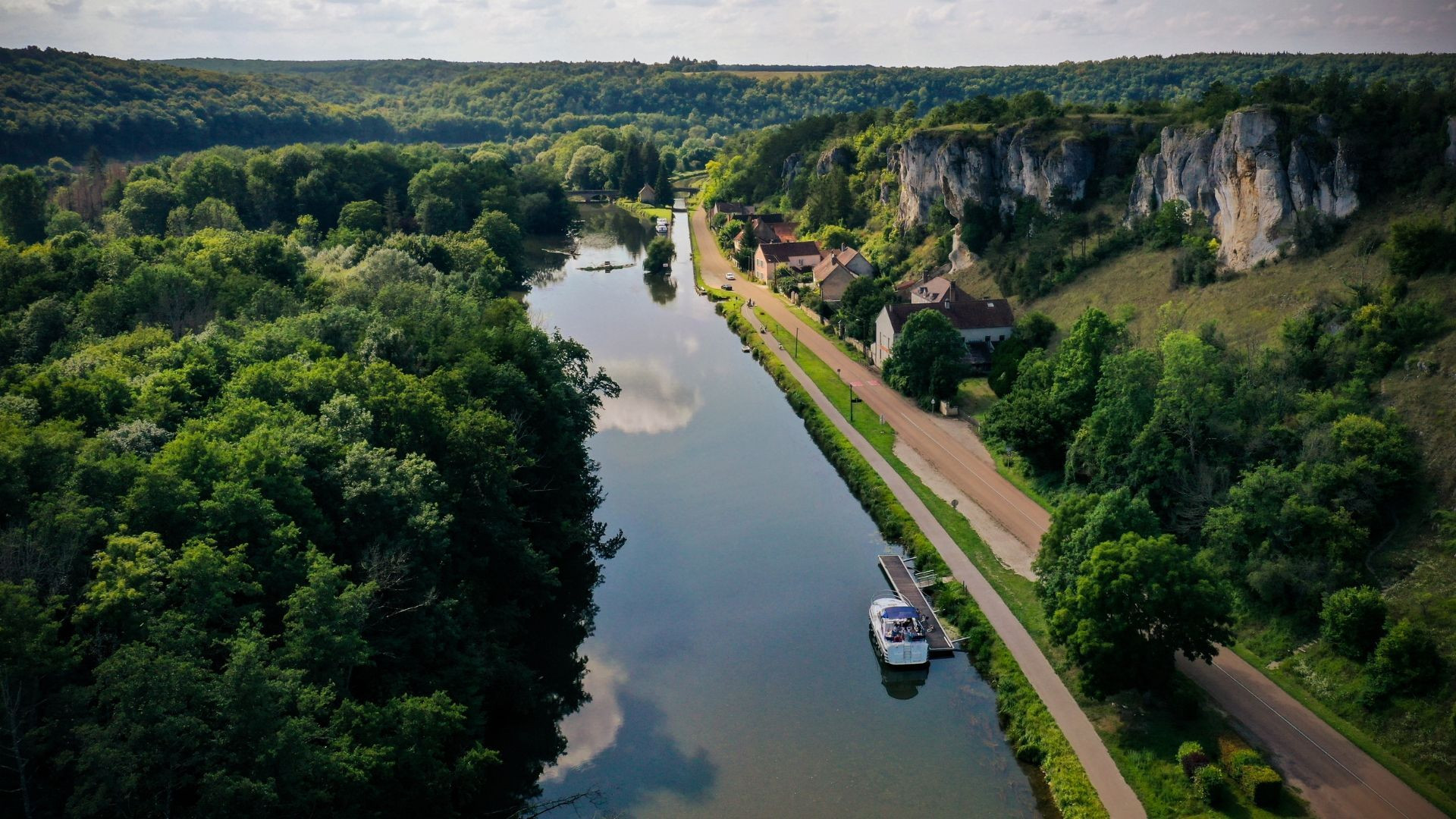 Falaises et canal du Nivernais vus du ciel - Bourgogne - France