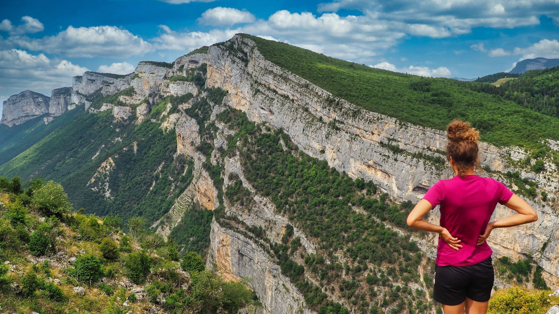Randonneuse devant les falaises du Vercors - Vercors - France