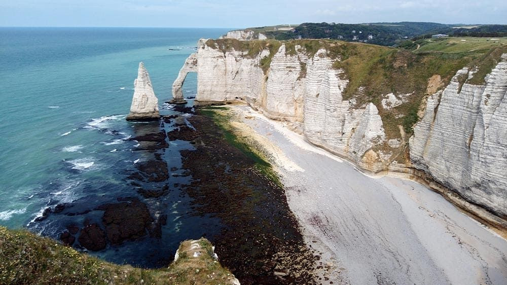 Falaises blanches et aiguille d'Étretat vues du ciel - Normandie - France