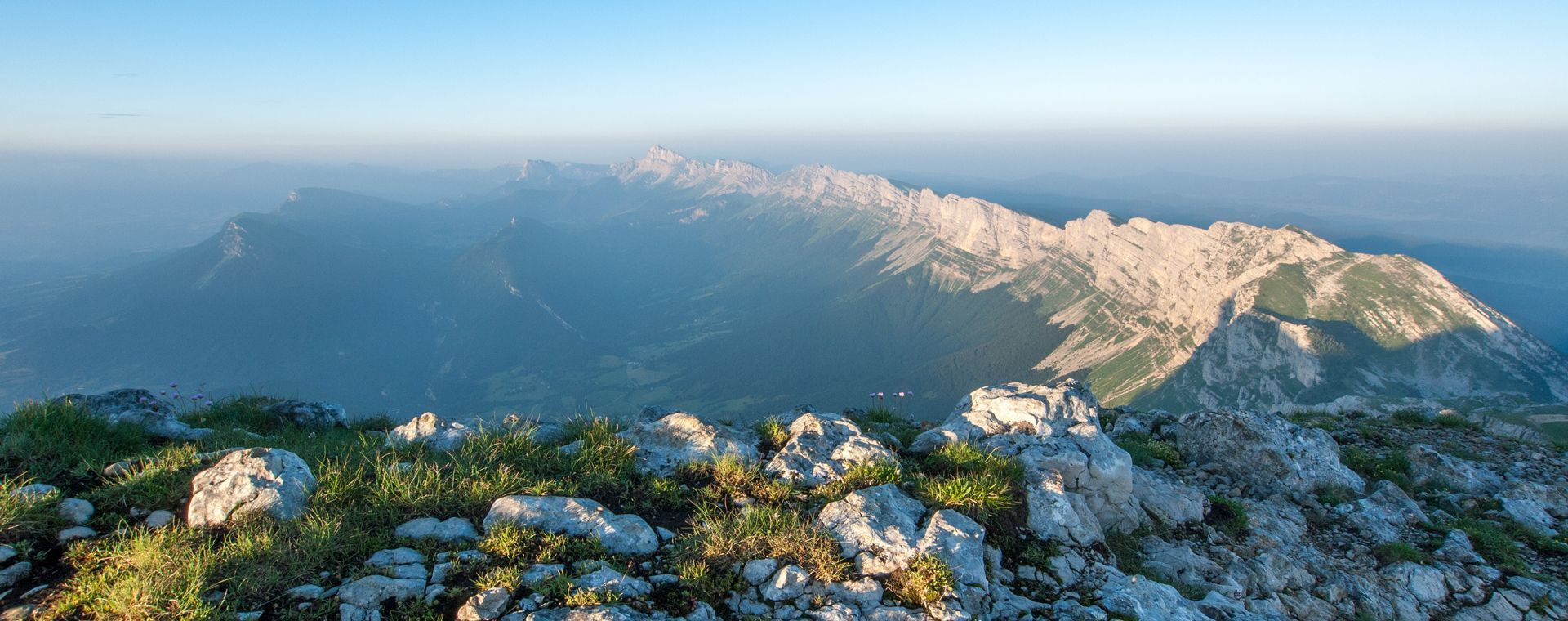 Falaises calcaires au lever du jour - Vercors - France