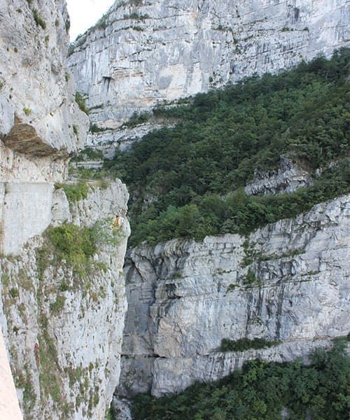 Sentier en corniche dans les falaises des Grands Goulets - Vercors - France