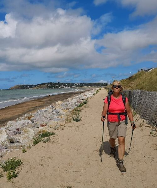 Randonneuse sur le sentier littoral de Barneville-Carteret - Normandie - France