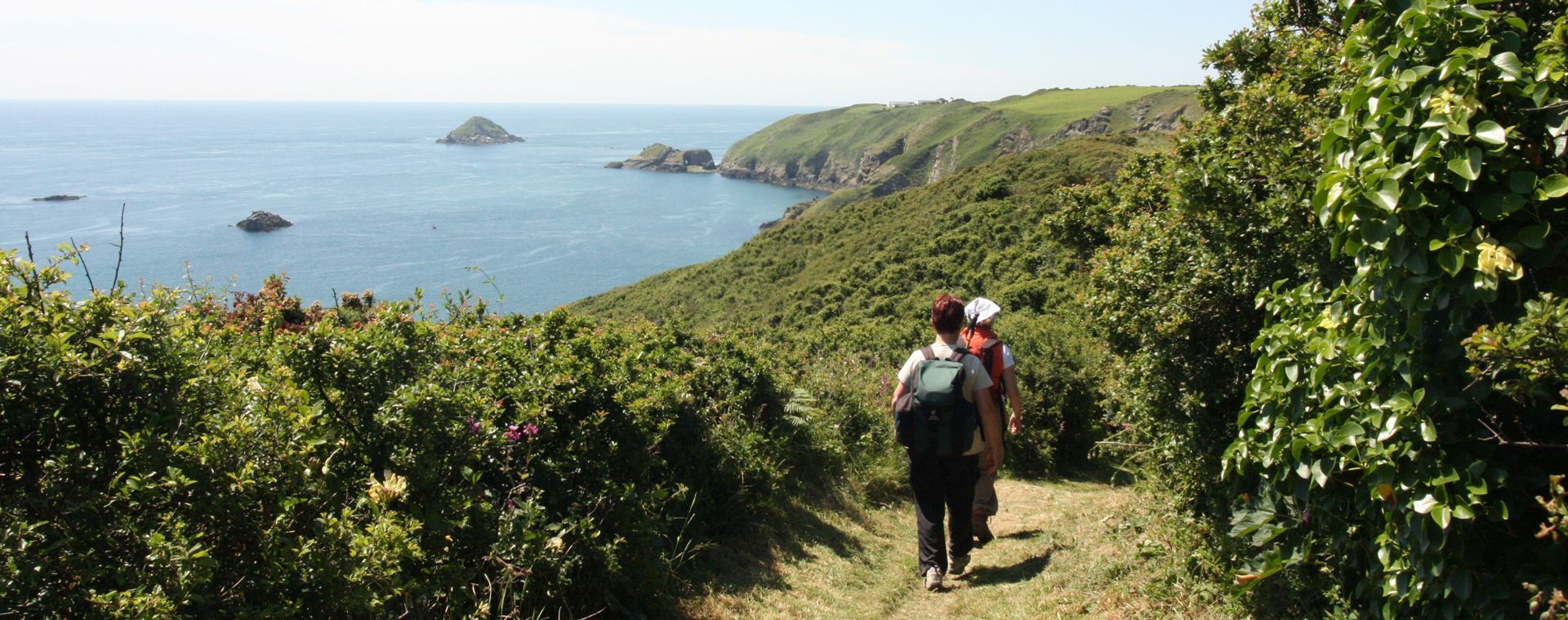 Randonneurs sur le sentier côtier de Sercq - Îles Anglo-Normandes