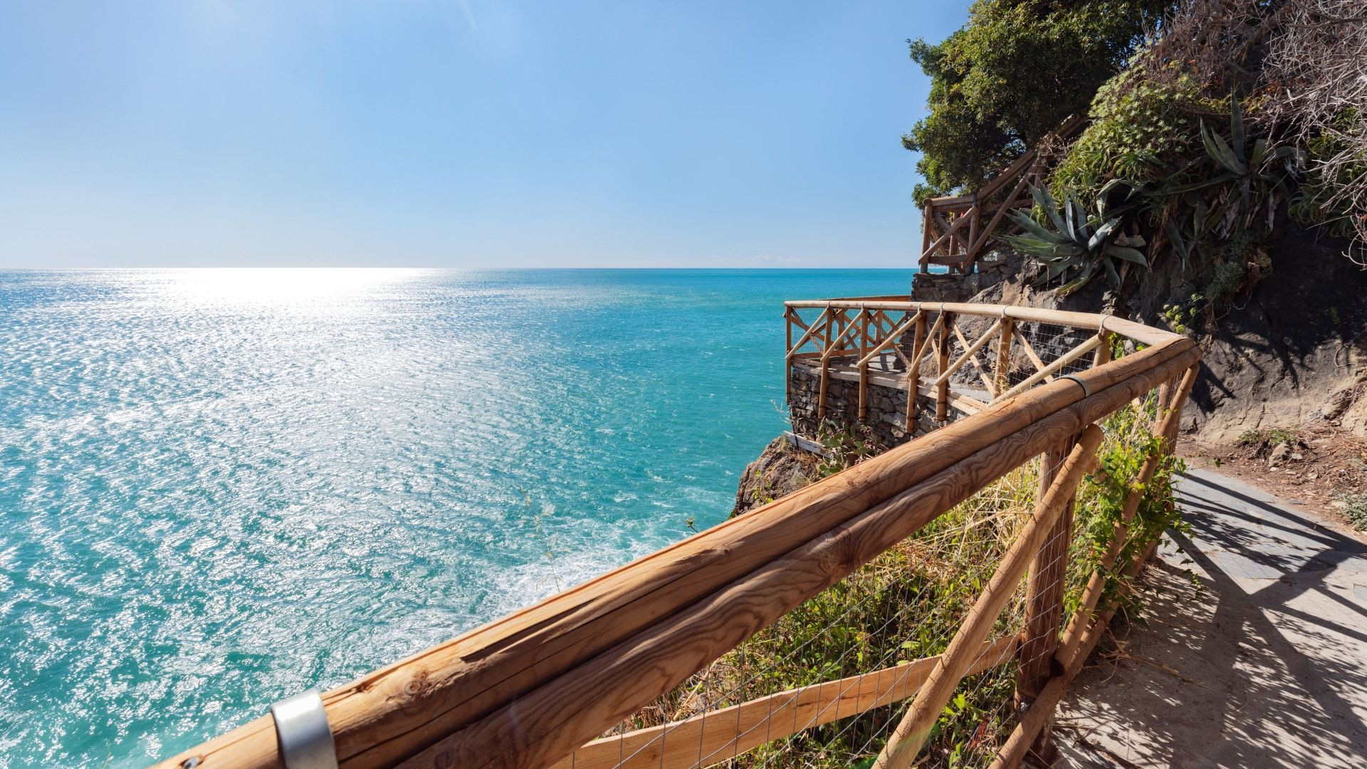 Sentier côtier au-dessus de la mer turquoise - Cinque Terre - Ligurie - Italie