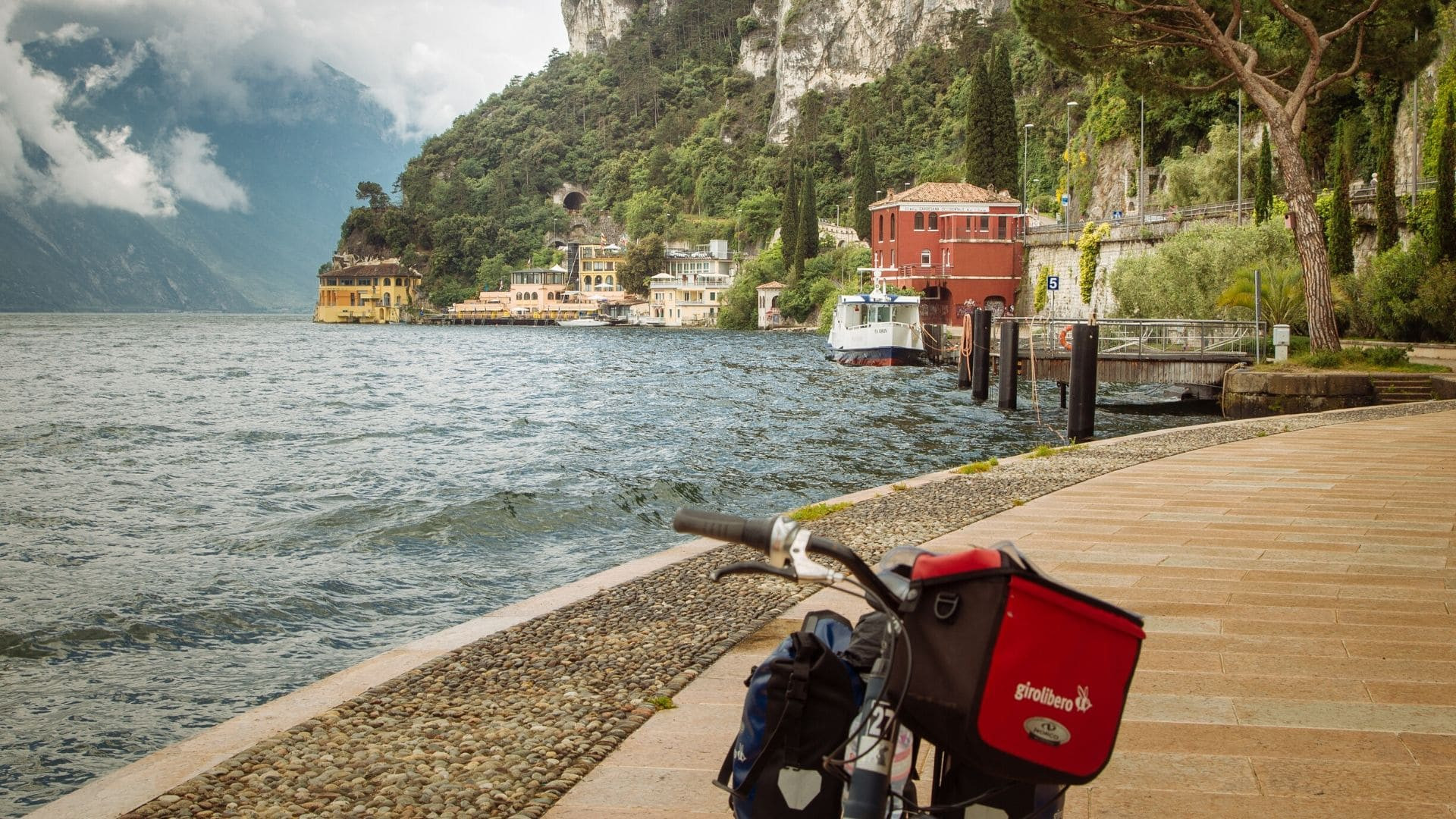 Vélo sur la promenade du lac de Garde - Riva del Garda - Italie