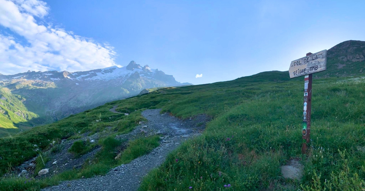 Sentier et panneau du col de la Seigne - Tour du Mont-Blanc - France