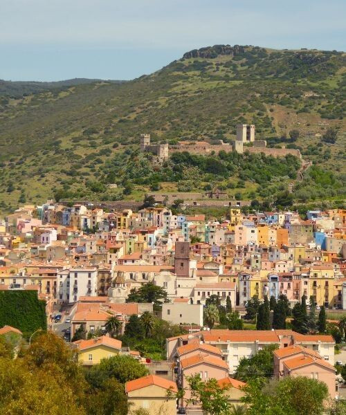 Village coloré et château Malaspina perché - Bosa - Sardaigne - Italie