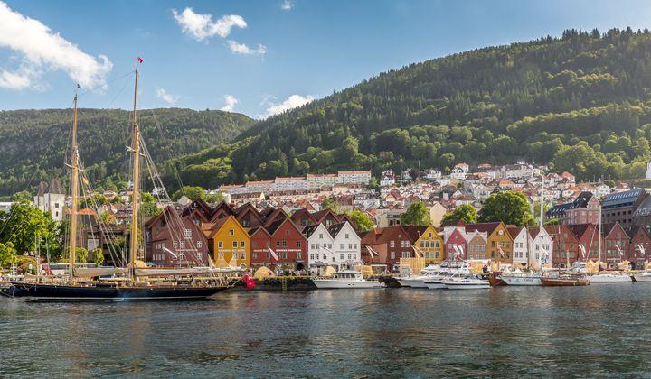 Maisons de bois colorées du quai de Bryggen et port - Bergen - Norvège