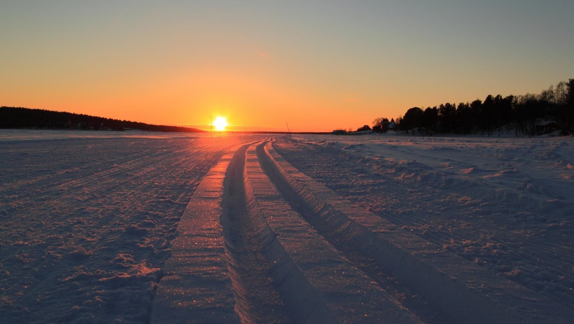 Coucher de soleil sur une piste de ski de fond enneigée - Finlande