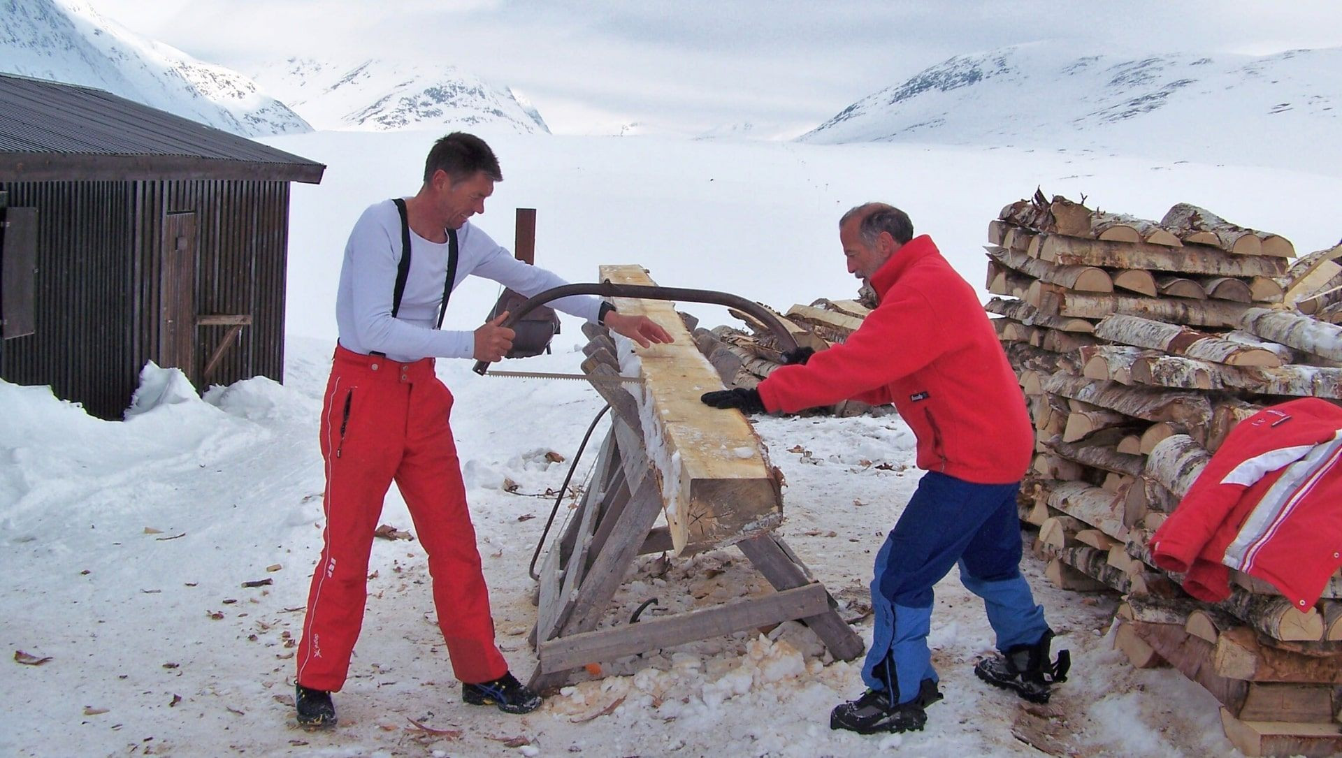 Coupage De Bois Dans Un Refuge De La Kungsleden - Suède