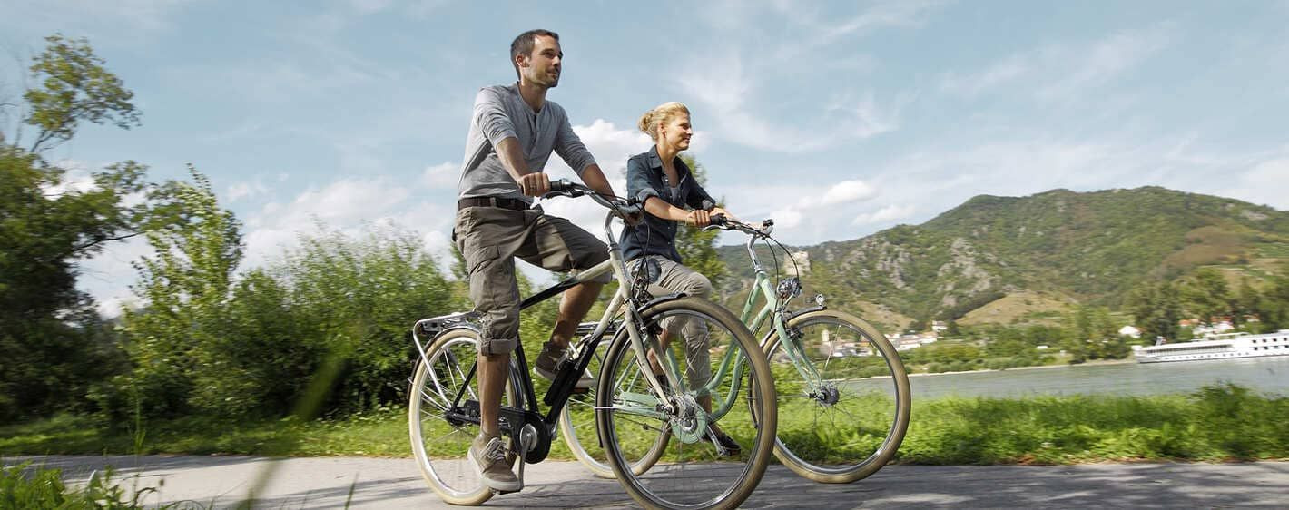 Couple à vélo le long du Danube - Wachau - Autriche