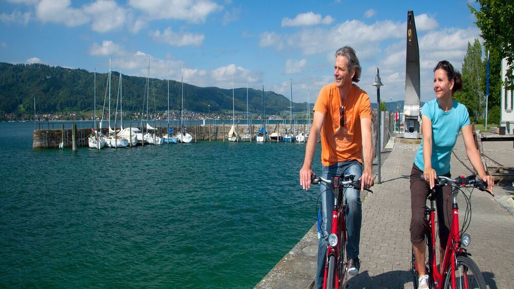 Couple à vélo le long du port du lac de Constance - Allemagne