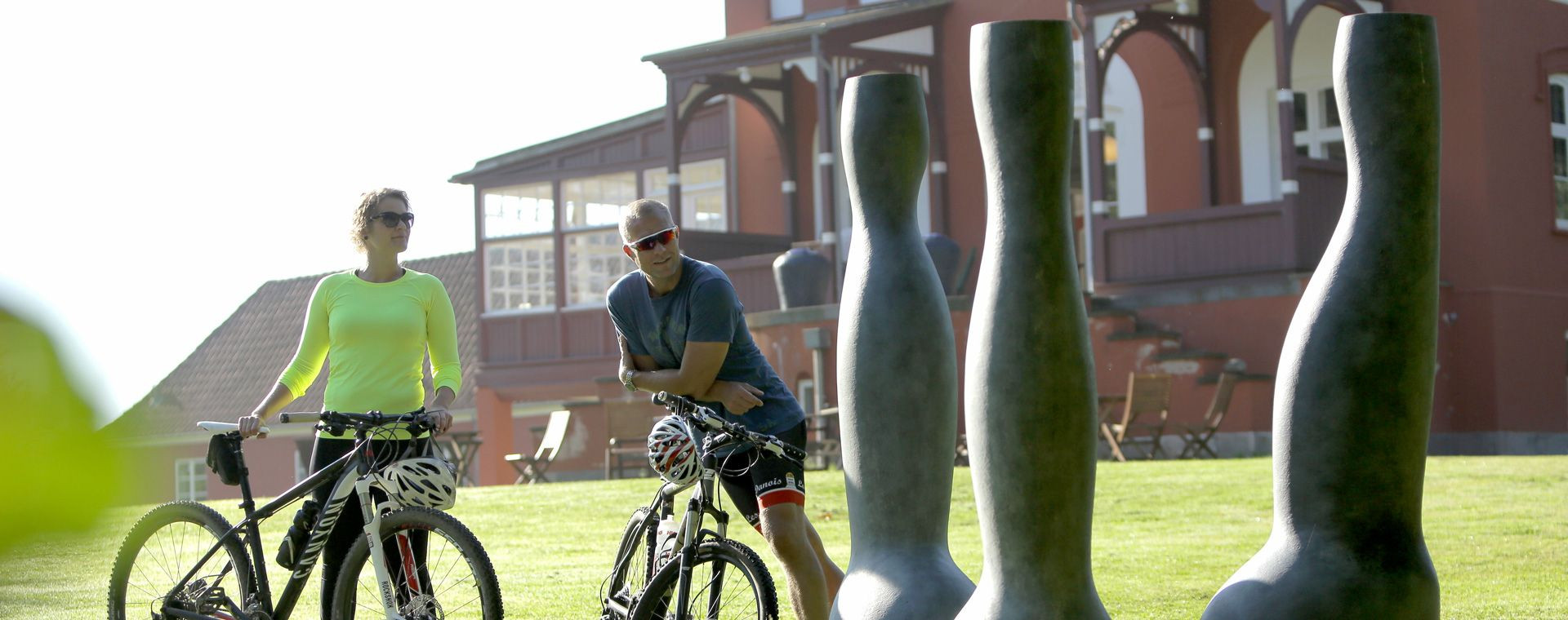 Couple de cyclistes près des sculptures - Danemark