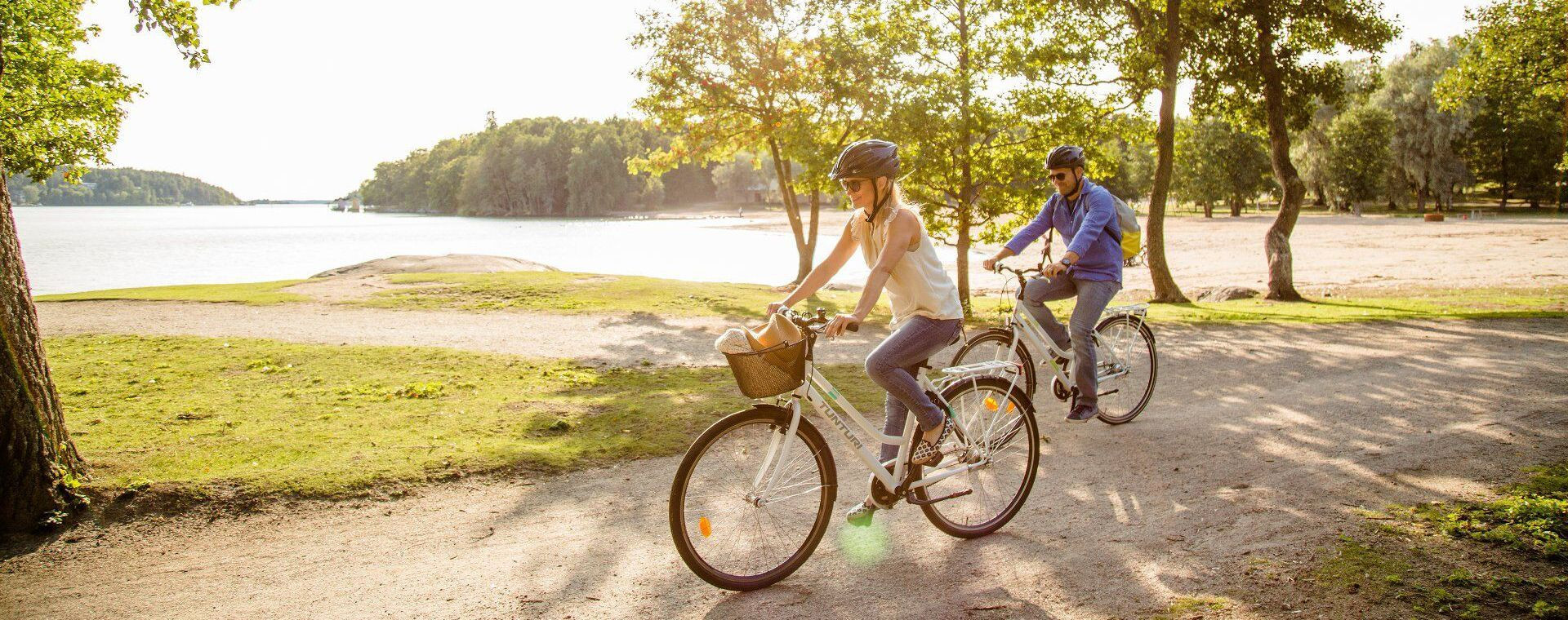 Couple à vélo au bord du lac - Île de Ruissalo - Finlande