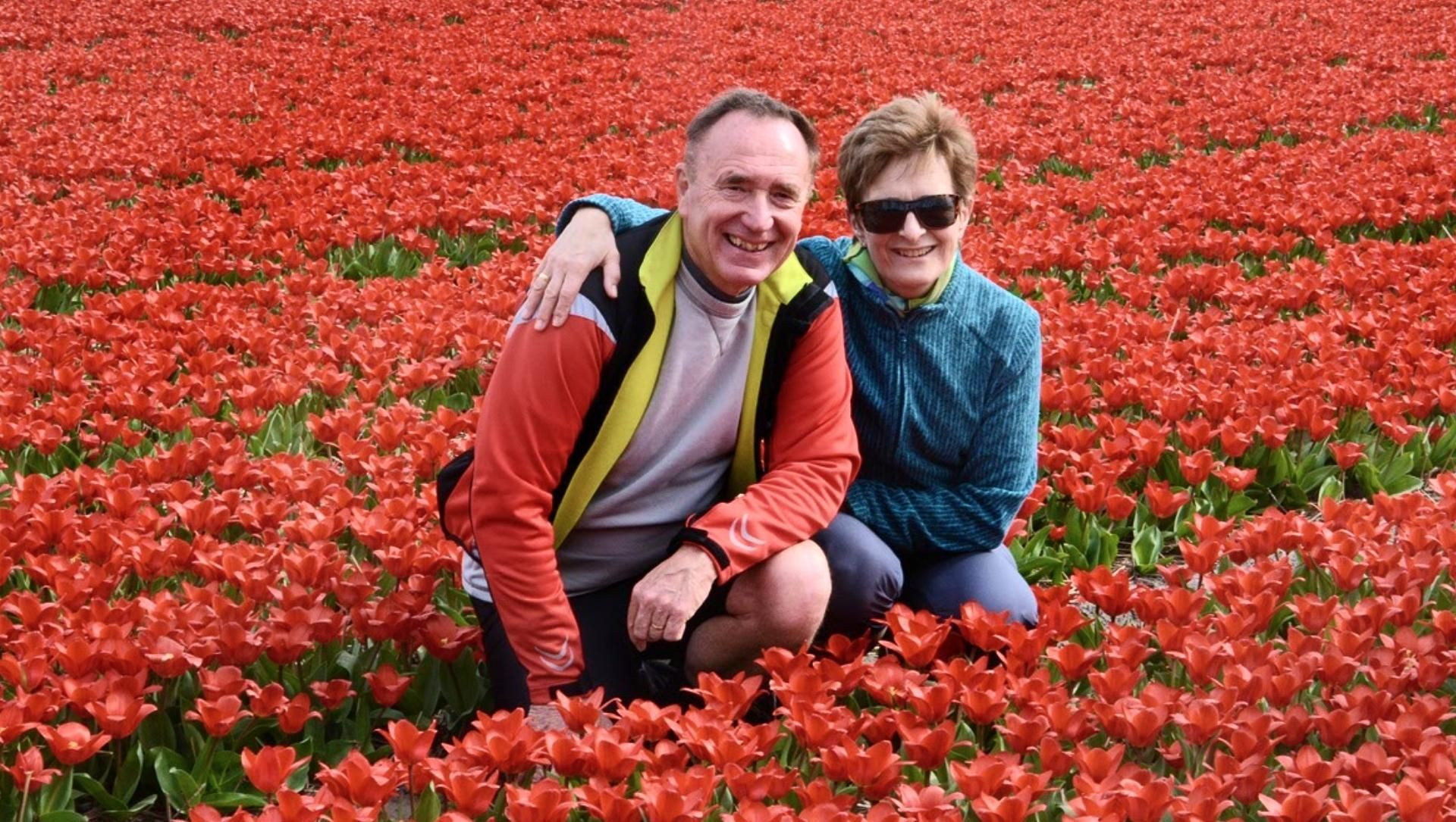 Couple dans un champ de tulipes rouges - Pays-Bas