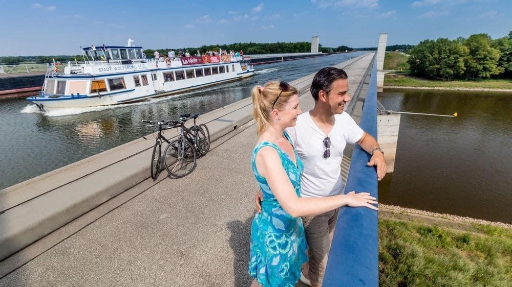 © Andreas Lander Couple de cyclistes sur le pont-canal - Magdebourg - Allemagne
