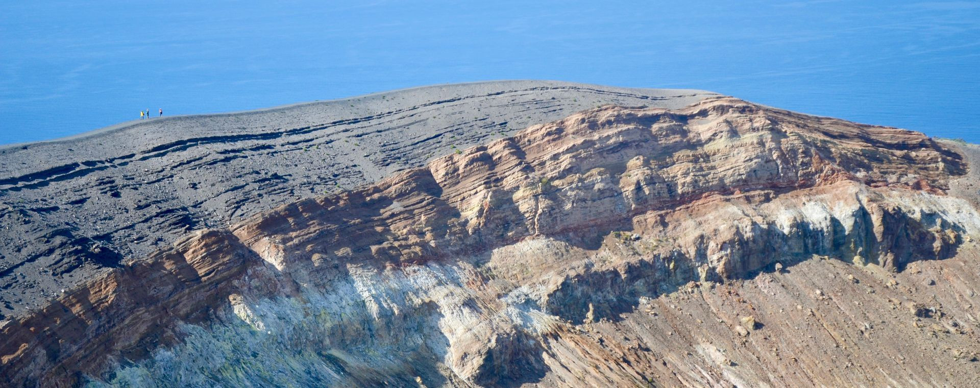 Randonneurs sur le cratère du volcan de Vulcano - Îles Éoliennes - Italie