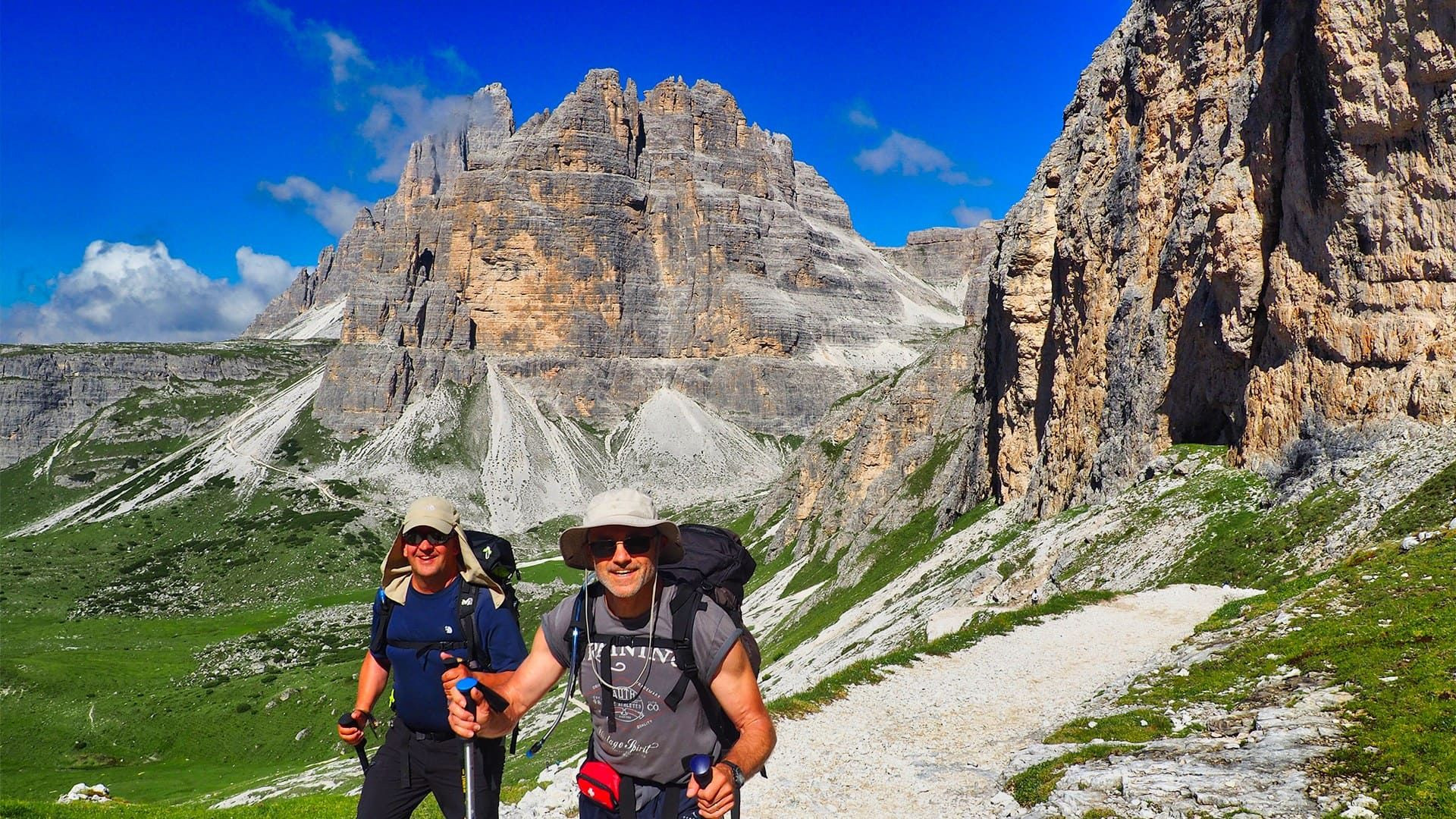 © Thomas Praire Randonneurs devant la Croda Passaporto - Dolomites - Italie