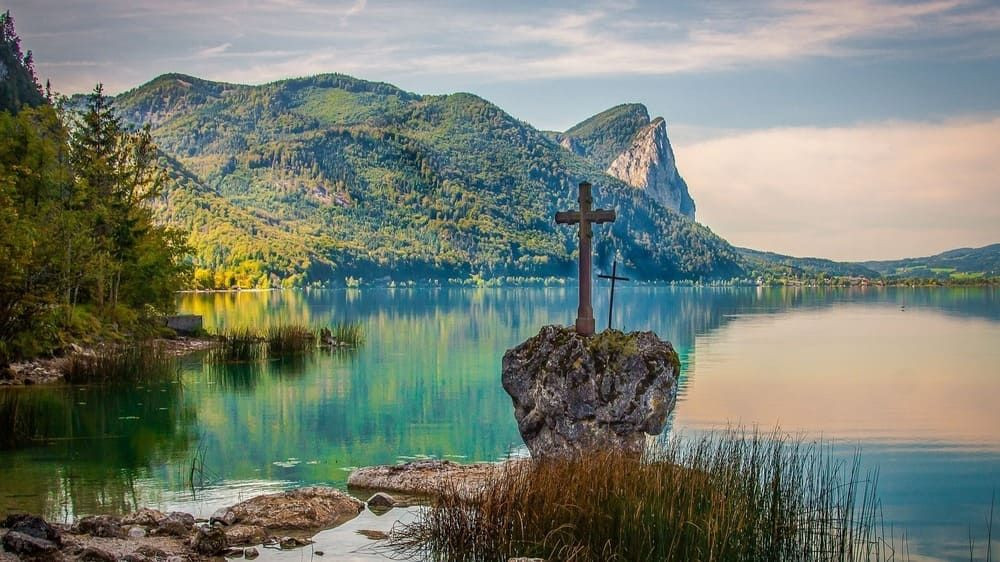 Croix de pierre au bord du lac Mondsee - Salzkammergut - Autriche