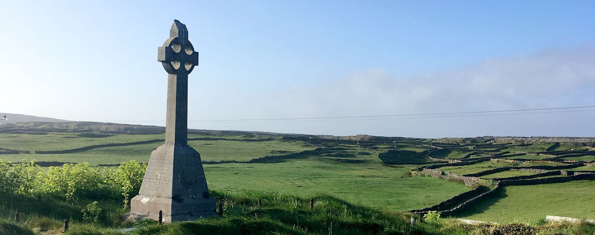 Croix celtique en pierre dans les prairies - Irlande