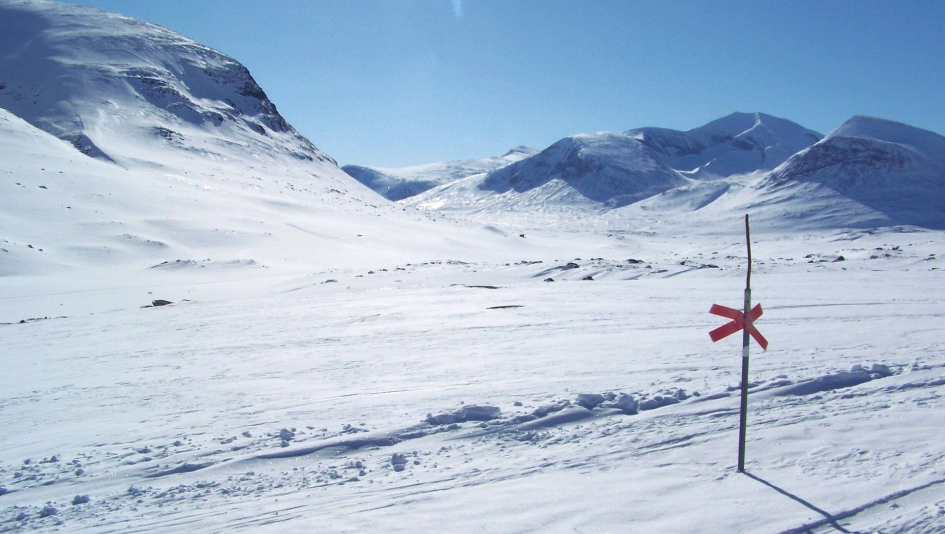 © Doriane Argaud Croix Rouge Sur Un Paysage De La Piste Royale C Doriane Argaud - Suède