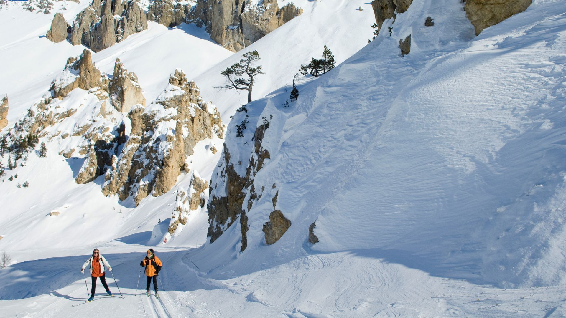 Skieurs de fond sous des sommets rocheux - Alpes françaises - France