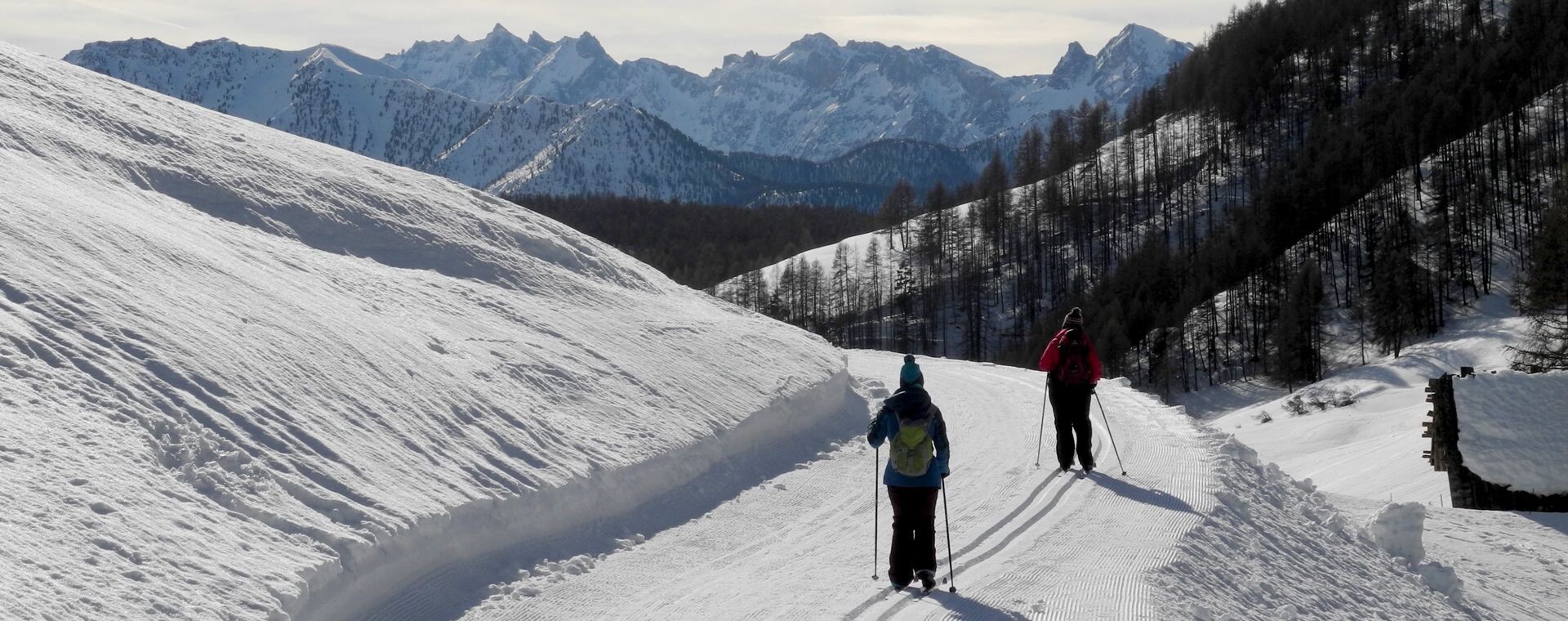 Skieurs de fond face aux sommets enneigés - Queyras - Alpes du Sud, France
