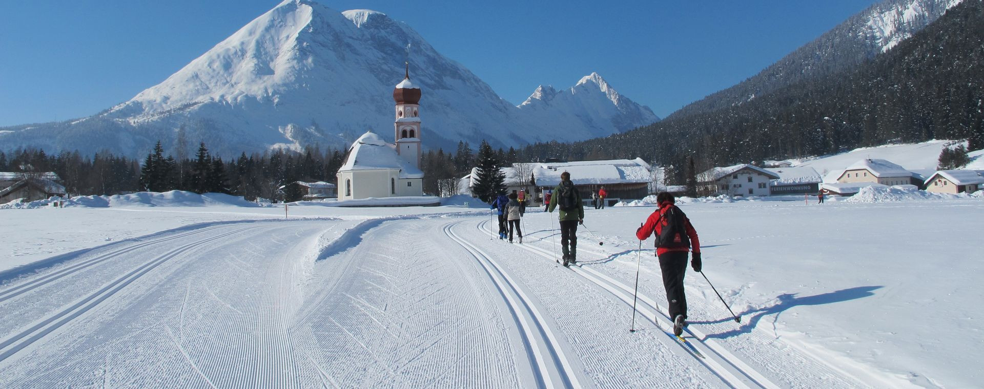 Skieurs de fond face au clocher à bulbe - Leutasch - Tyrol, Autriche