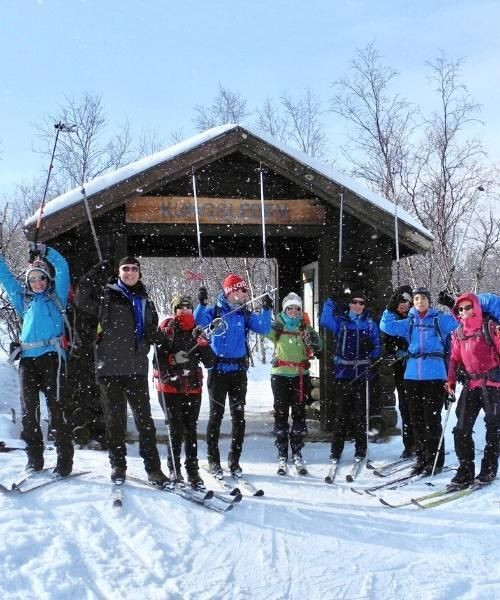 Groupe de skieurs de fond devant un refuge sous la neige - Kungsleden - Suède